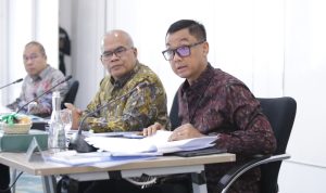 Direktur Utama PLN, Darmawan Prasodjo (kanan) dan Komisaris Utama PLN, Amien Sunaryadi (kiri) saat menghadirI RUPS PLN, Rabu (7/6)