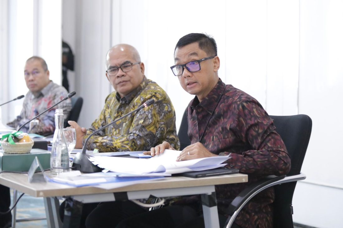 Direktur Utama PLN, Darmawan Prasodjo (kanan) dan Komisaris Utama PLN, Amien Sunaryadi (kiri) saat menghadirI RUPS PLN, Rabu (7/6)