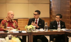 PLN melakukan penjajakan kerja sama terkait suplai listrik ke Desa Wutung di perbatasan Indonesia - Papua Nugini. Kiri ke kanan: John Rosso (Deputi Perdana Menteri Papua Nugini), Darmawan Prasodjo (Direktur Utama PLN), Hartanto Wibowo (Direktur Perencanaan Korporat dan Pengembangan Bisnis PLN)