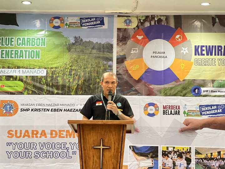 Kepala SMP Kristen Eben Haezar 1 Manado Hopny J. Ume, M.Pd saat memberikan materi dalam Lounching P5