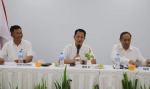 Wakil Rektor Bidang Umum dan Keuangan Dr. Ronny Maramis, S.H, M.H (tengah) dan Wakil Rektor Bidang Perencanaan, Penganggaran dan Kerjasama Prof. Dr. Ir. Sangkertadi DEA (kanan), Narasumber Daniel Pangemanan, S.H, M.H (kiri) (Foto : Dok.Unsrat)