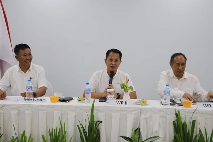 Wakil Rektor Bidang Umum dan Keuangan Dr. Ronny Maramis, S.H, M.H (tengah) dan Wakil Rektor Bidang Perencanaan, Penganggaran dan Kerjasama Prof. Dr. Ir. Sangkertadi DEA (kanan), Narasumber Daniel Pangemanan, S.H, M.H (kiri) (Foto : Dok.Unsrat)