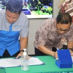 Rektor Unsrat Prof. Dr. Ir. Oktovian Sompie, M.Eng. IPU saat penandatanganan MoU dengan PT. Minahasa Cahaya Lestari (Foto : Dok.Unsrat)