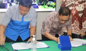 Rektor Unsrat Prof. Dr. Ir. Oktovian Sompie, M.Eng. IPU saat penandatanganan MoU dengan PT. Minahasa Cahaya Lestari (Foto : Dok.Unsrat)