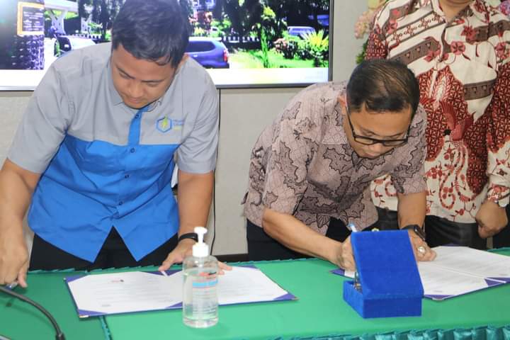 Rektor Unsrat Prof. Dr. Ir. Oktovian Sompie, M.Eng. IPU saat penandatanganan MoU dengan PT. Minahasa Cahaya Lestari (Foto : Dok.Unsrat)