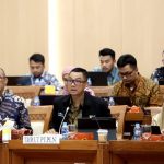 Direktur Utama PLN, Darmawan Prasodjo (tengah) didampingi Direktur Transmisi dan Perencanaan Sistem PLN, Evy Haryadi (kiri), serta Direktur Niaga dan Retail PLN, Edi Srimulyanti (kanan) saat menyampaikan paparan pada Rapat Dengar Pendapat dengan Komisi VII DPR RI, di Jakarta, Rabu (5/7). .