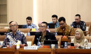 Direktur Utama PLN, Darmawan Prasodjo (tengah) didampingi Direktur Transmisi dan Perencanaan Sistem PLN, Evy Haryadi (kiri), serta Direktur Niaga dan Retail PLN, Edi Srimulyanti (kanan) saat menyampaikan paparan pada Rapat Dengar Pendapat dengan Komisi VII DPR RI, di Jakarta, Rabu (5/7). .