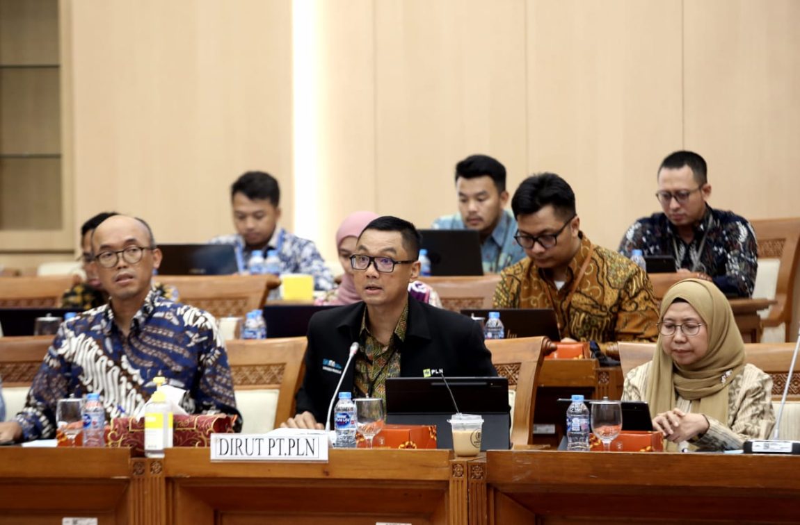Direktur Utama PLN, Darmawan Prasodjo (tengah) didampingi Direktur Transmisi dan Perencanaan Sistem PLN, Evy Haryadi (kiri), serta Direktur Niaga dan Retail PLN, Edi Srimulyanti (kanan) saat menyampaikan paparan pada Rapat Dengar Pendapat dengan Komisi VII DPR RI, di Jakarta, Rabu (5/7). .