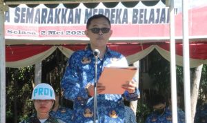 Rektor Unsrat Prof.Dr.Ir.Oktovian B.A Sompie, M.Eng.IPU saat membacakan sambutan Mendikbudristek dalam rangka Hari Pendidikan Nasional (Foto : Dok.Unsrat)