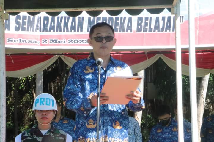 Rektor Unsrat Prof.Dr.Ir.Oktovian B.A Sompie, M.Eng.IPU saat membacakan sambutan Mendikbudristek dalam rangka Hari Pendidikan Nasional (Foto : Dok.Unsrat)