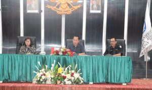 WR Bidang Umum dan Keuangan, Dr. Ronny Maramis (tengah) saat memimpin rapat terkait dengan pemilihan Senat Unsrat periode 2023-2027. (Foto : Humas Unsrat