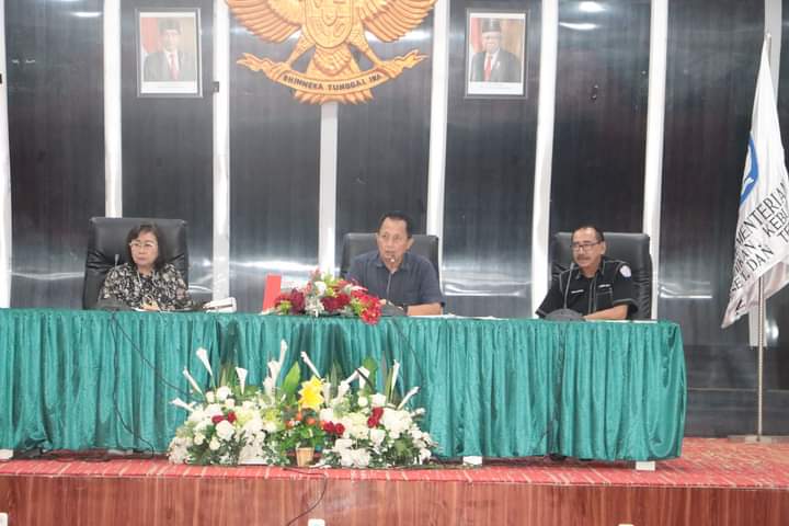 WR Bidang Umum dan Keuangan, Dr. Ronny Maramis (tengah) saat memimpin rapat terkait dengan pemilihan Senat Unsrat periode 2023-2027. (Foto : Humas Unsrat