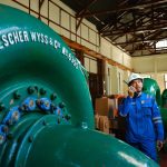 Petugas pemeliharaan Pembangkit Listrik Tenaga Air (PLTA) Plengan di Kabupaten Bandung sedang melakukan pemeriksaan rutin di area Power House PLTA yang berdiri sejak 1922