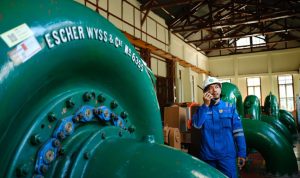 Petugas pemeliharaan Pembangkit Listrik Tenaga Air (PLTA) Plengan di Kabupaten Bandung sedang melakukan pemeriksaan rutin di area Power House PLTA yang berdiri sejak 1922