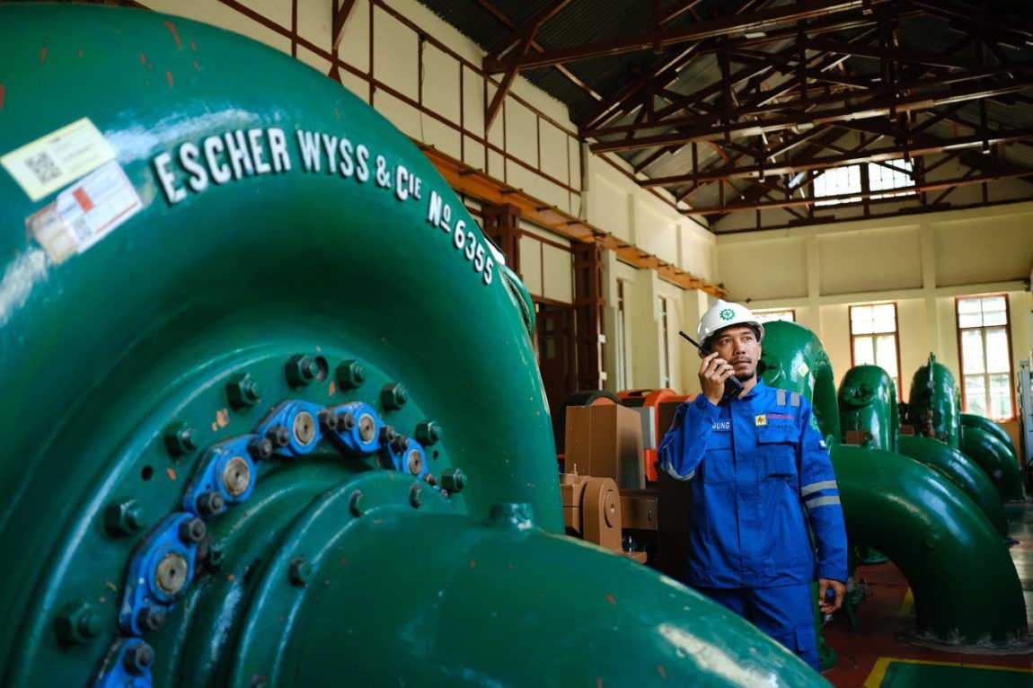 Petugas pemeliharaan Pembangkit Listrik Tenaga Air (PLTA) Plengan di Kabupaten Bandung sedang melakukan pemeriksaan rutin di area Power House PLTA yang berdiri sejak 1922