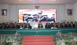 Rektor Unsrat Prof. Dr. Ir. Oktovian Berty Alexander Sompie, M.Eng, IPU saat pelaksanaan wisuda Unsrat Periode V Tahun Akademik (TA) 2022/2023 (Foto : Humas Unsrat)