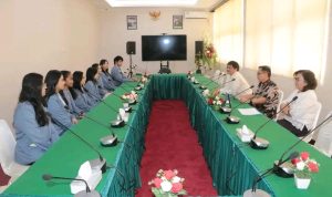 Rektor Unsrat Prof Sompie saat memberikan arahan kepada mahasiswa program IISMA (Fotonya : Dok. Unsrat)