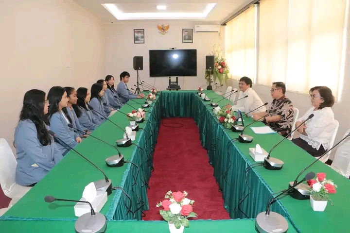 Rektor Unsrat Prof Sompie saat memberikan arahan kepada mahasiswa program IISMA (Fotonya : Dok. Unsrat)