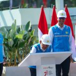 Menteri Sekretaris Negara, Pratikno (kedua dari kiri) saat menandatangani prasasti peresmian Revitalisasi Kelistrikan Istana Kepresidenan Jakarta didampingi Direktur Utama PLN, Darmawan Prasodjo (kedua dari kanan), Deputi Bidang Sumber Daya Manusia, Teknologi dan Informasi Kementerian BUMN, Tedi Bharata (kiri), Sekretaris Kementerian Sekretariat Negara, Setya Utama (kanan), Selasa (1/8).