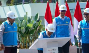 Menteri Sekretaris Negara, Pratikno (kedua dari kiri) saat menandatangani prasasti peresmian Revitalisasi Kelistrikan Istana Kepresidenan Jakarta didampingi Direktur Utama PLN, Darmawan Prasodjo (kedua dari kanan), Deputi Bidang Sumber Daya Manusia, Teknologi dan Informasi Kementerian BUMN, Tedi Bharata (kiri), Sekretaris Kementerian Sekretariat Negara, Setya Utama (kanan), Selasa (1/8).