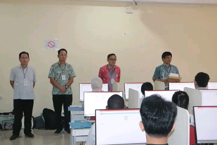 Suasana UTBK-Mandiri T2 setelah dibuka oleh Rektor Unsrat, Prof. Sompie (Foto : Humas Unsrat)