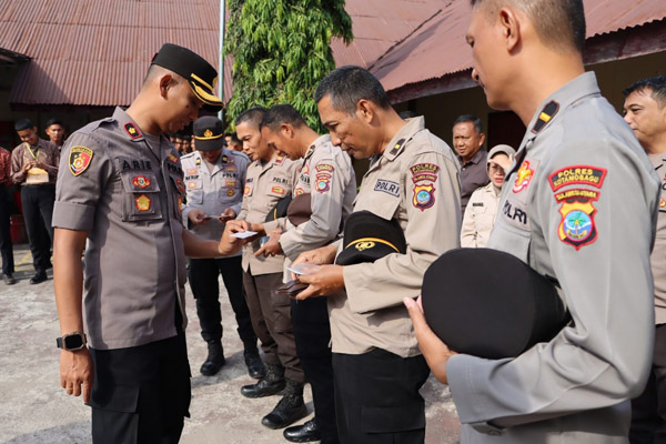 Wakapolres Kotamobagu Kompol Arie Prakoso usai memimpin apel pagi, memantau langsung pelaksanaan gaktibplin (penegakan ketertiban dan disiplin) terhadap personel, Rabu (27/9/2023).