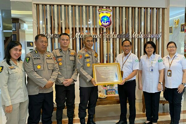 Kapolda Sulawesi Utara Irjen Pol Setyo Budiyanto mengapresiasi Rumah Sakit Bhayangkara Tingkat III Manado yang meraih penghargaan di bidang pelayanan dari BPJS Kesehatan