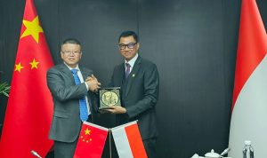 Direktur Utama PLN Darmawan Prasodjo menerima cinderamata dari President Tebian Electric Apparatus (TBEA) Co., Ltd, (TBEA) Huang Hanjie setelah menyaksikan penandatanganan Memorandum of Understanding (MoU) untuk penjajakan kerja sama studi pengembangan bisnis manufaktur kelistrikan dalam rangka mendorong percepatan transisi energi di Indonesia sebagai bagian dari agenda Indonesia-China Business Forum (ICBF) di Beijing, pada Selasa (17/10).