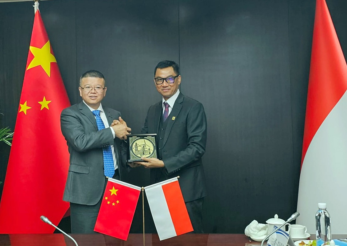 Direktur Utama PLN Darmawan Prasodjo menerima cinderamata dari President Tebian Electric Apparatus (TBEA) Co., Ltd, (TBEA) Huang Hanjie setelah menyaksikan penandatanganan Memorandum of Understanding (MoU) untuk penjajakan kerja sama studi pengembangan bisnis manufaktur kelistrikan dalam rangka mendorong percepatan transisi energi di Indonesia sebagai bagian dari agenda Indonesia-China Business Forum (ICBF) di Beijing, pada Selasa (17/10).