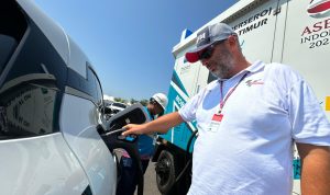 Salah satu Crew Dorna Sports selaku penyelenggara MotoGP, Jose Maroto, saat melakukan pengisian daya kendaraan listrik di Stasiun Pengisian Kendaraan Listrik Umum (SPKLU) di kawasan Sirkuit Mandalika, Lombok Tengah, NTB. Dirinya menilai, kehadiran SPKLU sangat membantu dirinya dalam pemanfaatan kendaraan listrik dalam ajang MotoGP.