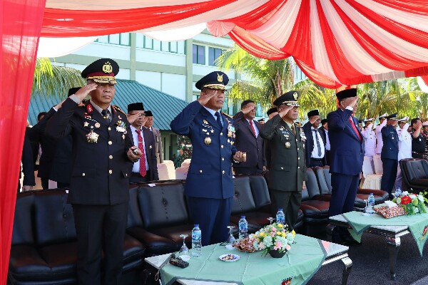Kapolda Sulawesi Utara Irjen Pol Setyo Budiyanto bersama Wakapolda Brigjen Pol Jan de Fretes dan sejumlah Pejabat Utama Polda menghadiri perayaan Hari Jadi ke-78 TNI di Markas Kodam XIII/Merdeka, Kamis (5/10/2023).