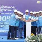 Direktur Utama PLN Darmawan Prasodjo (tengah) beserta jajaran Direksi Holding, Sub Holding, Anak Usaha, Sekretaris Perusahaan dan General Manager Unit Induk Distribusi (UID) Jakarta Raya saat meresmikan peluncuran program menuju 100 persen kendaraan listrik operasional PLN di Kantor Unit Induk Distribusi (UID) Jakarta Raya pada Minggu, (29/10).