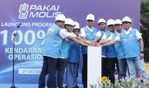 Direktur Utama PLN Darmawan Prasodjo (tengah) beserta jajaran Direksi Holding, Sub Holding, Anak Usaha, Sekretaris Perusahaan dan General Manager Unit Induk Distribusi (UID) Jakarta Raya saat meresmikan peluncuran program menuju 100 persen kendaraan listrik operasional PLN di Kantor Unit Induk Distribusi (UID) Jakarta Raya pada Minggu, (29/10).