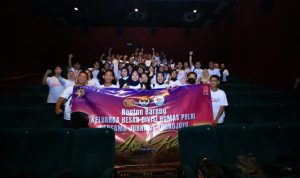 Divisi Humas Polri mengajak wartawan untuk menonton bersama film inspiratif karya sineas Indonesia berjudul ‘Aku Rindu.’ Film berdurasi 90 menit ini mengisahkan kehidupan keluarga polisi di tengah masyarakat Flores Timur yang dihadapkan pada beragam persoalan.