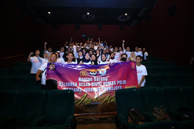 Divisi Humas Polri mengajak wartawan untuk menonton bersama film inspiratif karya sineas Indonesia berjudul ‘Aku Rindu.’ Film berdurasi 90 menit ini mengisahkan kehidupan keluarga polisi di tengah masyarakat Flores Timur yang dihadapkan pada beragam persoalan.