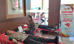 Kapolda Sulut Irjen Pol Setyo Budiyanto didampingi Kabid Humas Polda Sulut Kombes Pol Iis Kristian, usai keduanya mendonorkan darahnya.