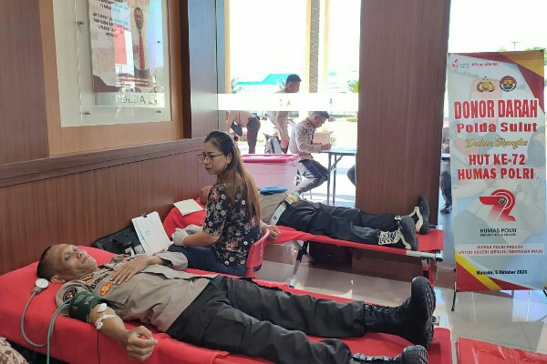 Kapolda Sulut Irjen Pol Setyo Budiyanto didampingi Kabid Humas Polda Sulut Kombes Pol Iis Kristian, usai keduanya mendonorkan darahnya.
