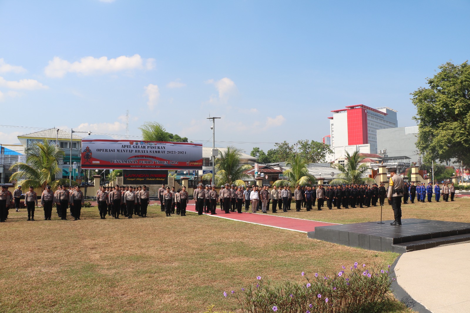 Apel berlangsung di Lapangan Presisi Mapolda Sulut. Dipimpin oleh Direktur Samapta Polda Sulut Kombes Pol I Gusti Putu Gede Ekawana Prasta, selaku Kasatgas Opsda Mantap Brata (OMB) Samrat 2023-2024.
