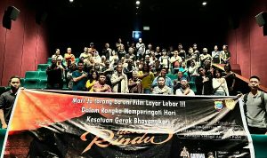Keluarga besar Polda Sulawesi Utara dan Polres jajaran melaksanakan nonton bareng film berjudul Aku Rindu di sejumlah bioskop di Kota Manado.