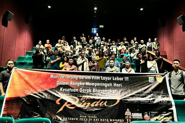 Keluarga besar Polda Sulawesi Utara dan Polres jajaran melaksanakan nonton bareng film berjudul Aku Rindu di sejumlah bioskop di Kota Manado.