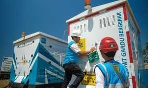 Petugas PLN saat memasang tagging di unit gardu bergerak (UGB) untuk memberikan identifikasi bahwa UGB sedang beroperasi.