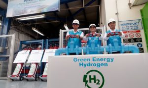 Dari kiri ke kanan: Direktur Utama PLN Darmawan Prasodjo, Direktur Jenderal Energi Baru Terbarukan dan Konservasi Energi Kementerian Energi dan Sumber Daya Mineral (ESDM) Yudo Dwinanda Priaadi dan Direktur Utama PLN Nusantara Power Ruly Firmansyah memutar valve sebagai tanda diresmikannya Green Hydrogen Plant pertama di Indonesia yang berlokasi di kawasan Pembangkit Listrik Tenaga Gas Uap (PLTGU) Muara Karang, Pluit, Jakarta, Senin (9/10).