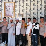 Kepala Operasi Nusantara Cooling System (Kaops NCS) 2023-2024, Irjen Asep Edi Suheri bersilahturami dengan pimpinan Pondok Pesantren Daarul Falah, KH Wawan Malik Marwan di Desa Sukamaju, Kecamatan Baregbeg, Kabupaten Ciamis (28/10/2023).