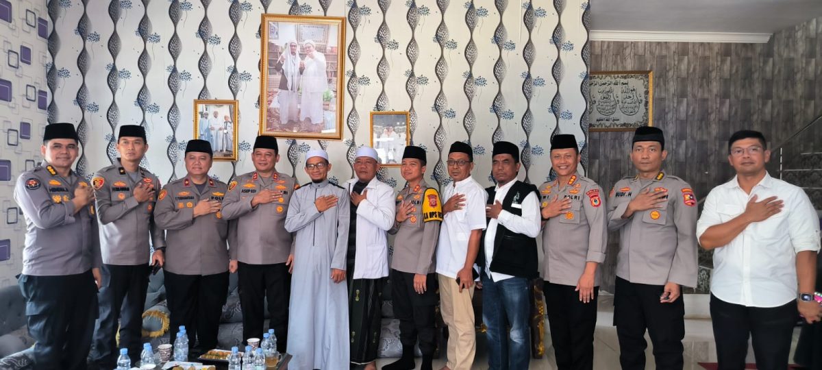 Kepala Operasi Nusantara Cooling System (Kaops NCS) 2023-2024, Irjen Asep Edi Suheri bersilahturami dengan pimpinan Pondok Pesantren Daarul Falah, KH Wawan Malik Marwan di Desa Sukamaju, Kecamatan Baregbeg, Kabupaten Ciamis (28/10/2023).