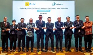 Kerja sama studi produksi hidrogren ini merupakan bentuk nyata komitmen PLN bersama dengan Sembcorp dalam mendukung transisi ke energi bersih untuk mencapai target net zero emissions. Keterangan foto: Direktur Utama PLN, Darmawan Prasodjo (kelima dari kiri), Group President & CEO Sembcorp, Wong Kim Yin (kelima dari kanan), Deputi Bidang Koordinator Bidang Infrastruktur dan Transportasi Kemenko Marves, Rachmat Kaimuddin (keempat dari kanan), Chief Executive Energy Market Authority Singapore, Ngiam Shih Chun (ketiga dari kanan), Duta Besar Indonesia untuk Singapura, Suryopratomo (keempat dari kiri), Direktur Perencanaan Korporat dan Pengembangan Bisnis PLN, Hartanto Wibowo (ketiga dari kiri), CEO for Singapore & Southeast Asia Sembcorp, Koh Chiap Khiong (kedua…