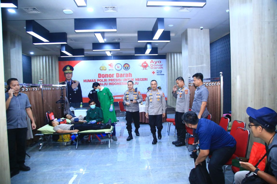 Divisi Humas Polri menyelenggarakan donor darah dalam rangka memperingati Hari Jadi ke-72 Humas Polri. Acara donor darah tersebut diselenggarakan serentak di Mabes Polri hingga Bidhumas Polda jajaran.