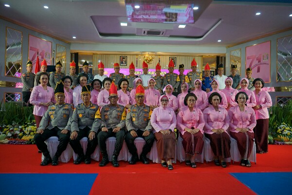 Kapolda Sulawesi Utara Irjen Pol Setyo Budiyanto menyampaikan ucapan selamat ulang tahun kepada seluruh anggota Bhayangkari.