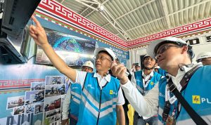 Direktur Distribusi PLN Adi Priyanto (kiri) dan Senior Manager Transmisi dan Distribusi PLN Unit Induk Wilayah NTB, Moh Eryan Saputra saat memonitor kondisi kelistrikan gelaran MotoGP di Sirkuit Mandalika, Lombok Tengah, NTB pada Minggu (15/10).