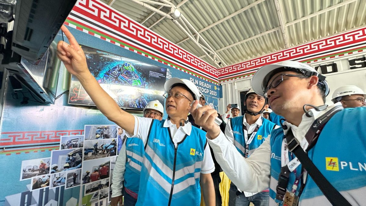 Direktur Distribusi PLN Adi Priyanto (kiri) dan Senior Manager Transmisi dan Distribusi PLN Unit Induk Wilayah NTB, Moh Eryan Saputra saat memonitor kondisi kelistrikan gelaran MotoGP di Sirkuit Mandalika, Lombok Tengah, NTB pada Minggu (15/10).