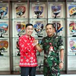 Danlanud Sam Ratulangi Marsma TNI Muhammad Mujib, S.E., M.M., didampingi Kadispotdirga Lanud Sam Ratulangi Kolonel Pas Paulus Purwadi, S.Pd., menerima kunjungan Bupati Bolaang Mongondow Selatan Bapak H. Iskandar Kamaru, S.Pt., M.Si., beserta rombongan di Mako Lanud Sam Ratulangi, Manado. Sulawesi Utara. Jumat (6/10/2023).